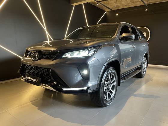 TOYOTA HILUX SW4 2.8 D-4D TURBO DIESEL DIAMOND 7L 4X4 AUTOMÁTICO